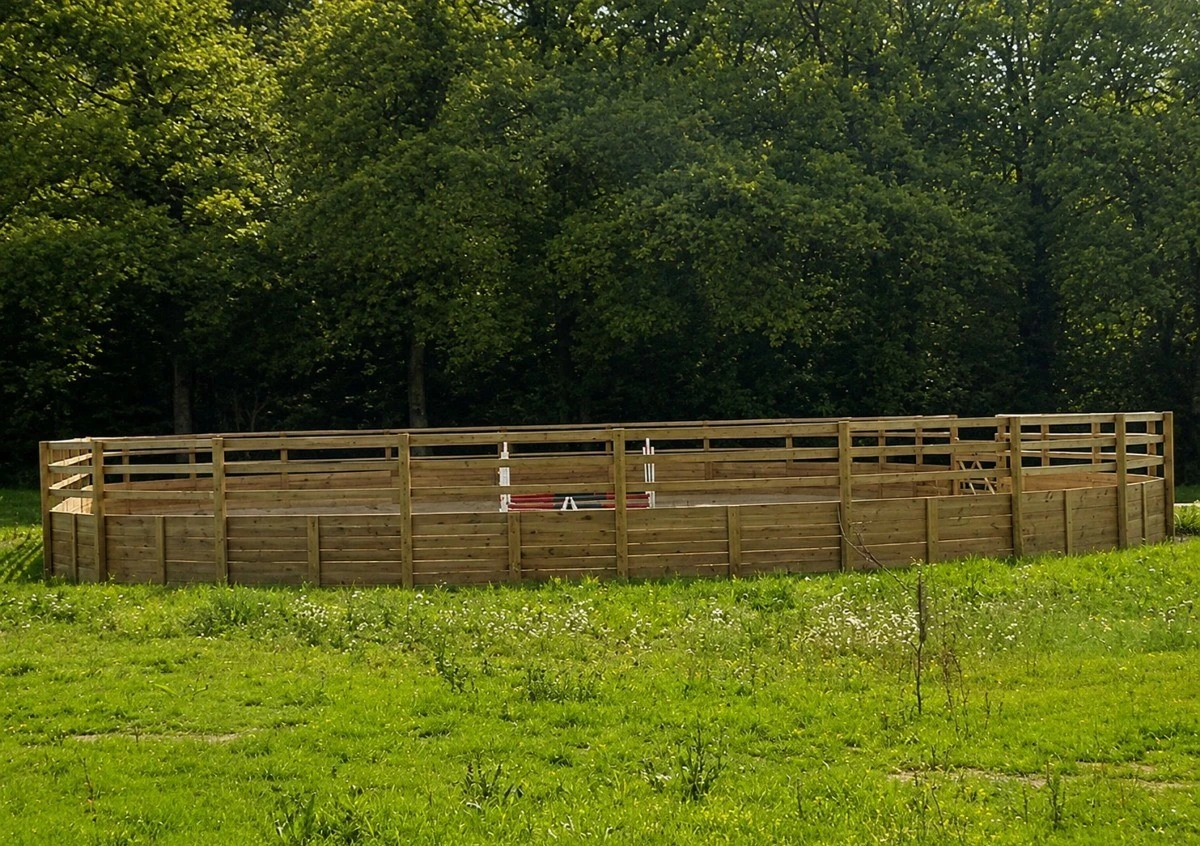 Havrincourt outdoor arena for horse training
